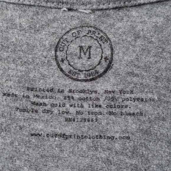 Like New! Alice in Wonderland Tee-Shirt size M - Picture 3 of 9